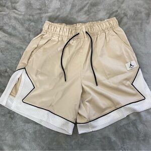 Jordan Essential Diamond Loose Fit Basketball Shorts Gold Mesh NWT Size Medium